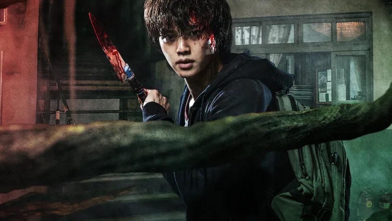 2. Sweet Home (2020)

Drama Sweet Home menawarkan tontonan yang berbeda dibandingkan Love Alarm. Tayang di akhir 2020, drama ini menyajikan tontonan yang menegangkan dengan unsur fantasi. Drama ini menyoroti sebuah fenomena mengerikan di mana manusia da