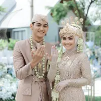 Pasangan selebritas Vicky Kalea dan Alliza Putri kompak memilih kebaya dan beskap warna cokelat yang terlihat sederhana dan bersahaja