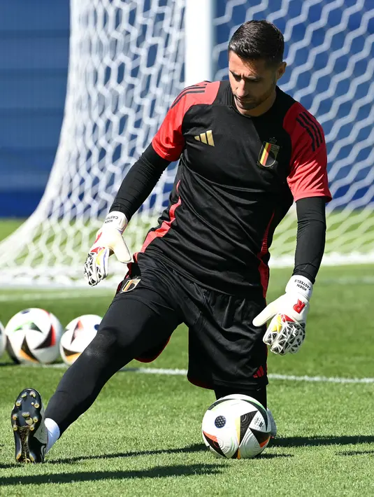 Grup E yang dihuni Belgia dan Ukraina bersama Rumania dan Slovakia ini menjadi grup terketat lantaran semuanya memiliki tiga poin. (THOMAS KIENZLE / AFP)