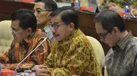 Menteri Agraria dan Tata Ruang/Kepala BPN Ferry Mursyidan Baldan saat mengikuti rapat kerja dengan Komisi II DPR di Kompleks Parlemen Senayan, Jakarta, Kamis (5/2/2015). (Liputan6.com/Andrian M Tunay)