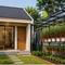 Desain Rumah Kecil dengan Kebun Cabai Gantung di Belakang (AI)