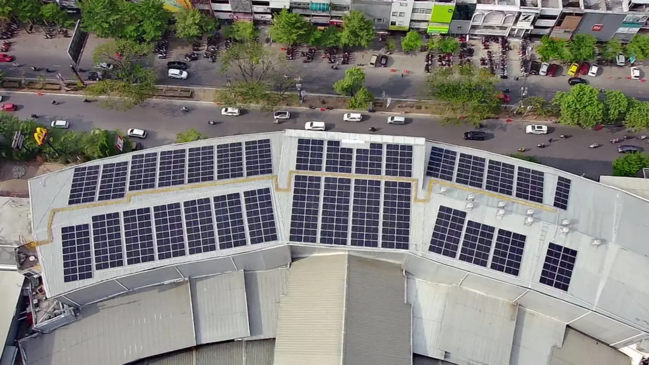 PT Masdar Mitra Solar Radiance (MMSR) meresmikan PLTS Atap yang dipasang di Mall Panakkukang dan sebagai salah satu anak usaha dari D’Best Group. Peresmian ini dilakukan Kamis, 24 Oktober 2024. (Dok Masdar)