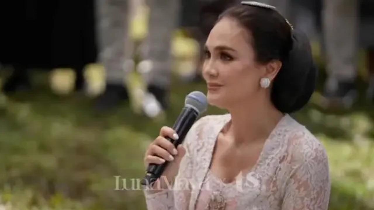 Pesona Luna Maya Dibalut Kebaya dan Ronce Melati saat Prosesi Siraman dan Sungkeman Adat Jawa Jelang Pernikahan
