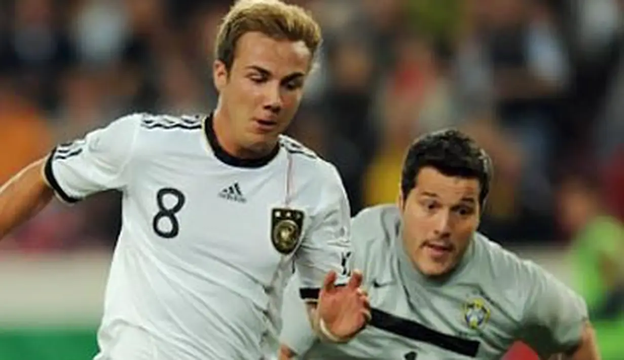 Gelandang Timnas Jerman Mario Gotze (kiri) melewati kiper Timnas Brasil Julio Cesar untuk mencetak gol pada laga persahabatan di Stuttgart, Jerman, 10 Agustus 2011. AFP PHOTO/CHRISTOF STACHE