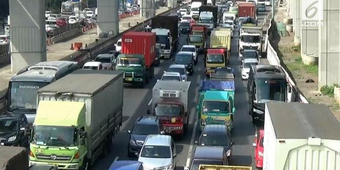 VIDEO: Jelang Tahun Baru Tol Jakarta Cikampek Mulai Padat