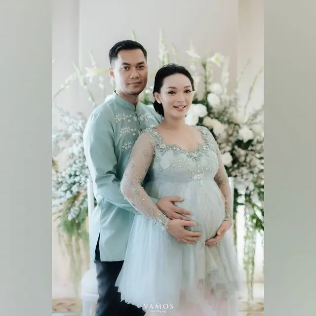 7 Potret Tasyakuran 7 Bulan Kehamilan Zaskia Gotik, Penuh Kebahagiaan
