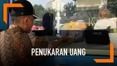 Warga mulai menyerbu kawasan Monumen Nasional untuk menukarkan uang lamanya dengan uang baru.