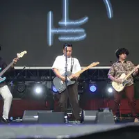 Kemeriahan penonton hadirkan keseruan penampilan Band Perunggu di Kapanlagi Buka Bareng BRI Festival.