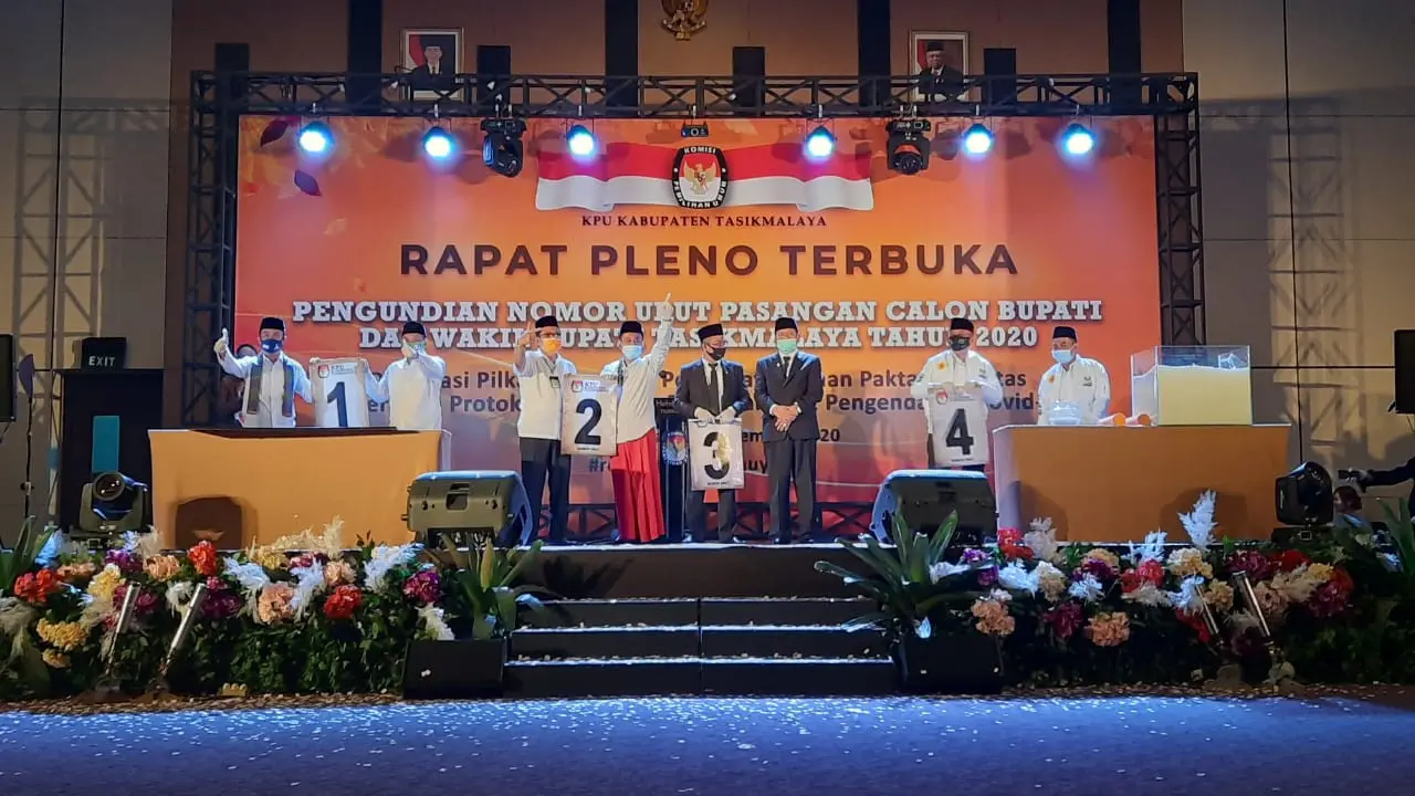 Seluruh bakal calon pilkada Tasikmalaya, Jawa Barat memperlihatkan nomor urut yang baru saja mereka raih dalam pengumuman yang dilakukan melalui rapat pleno secara terbuka tersebut.