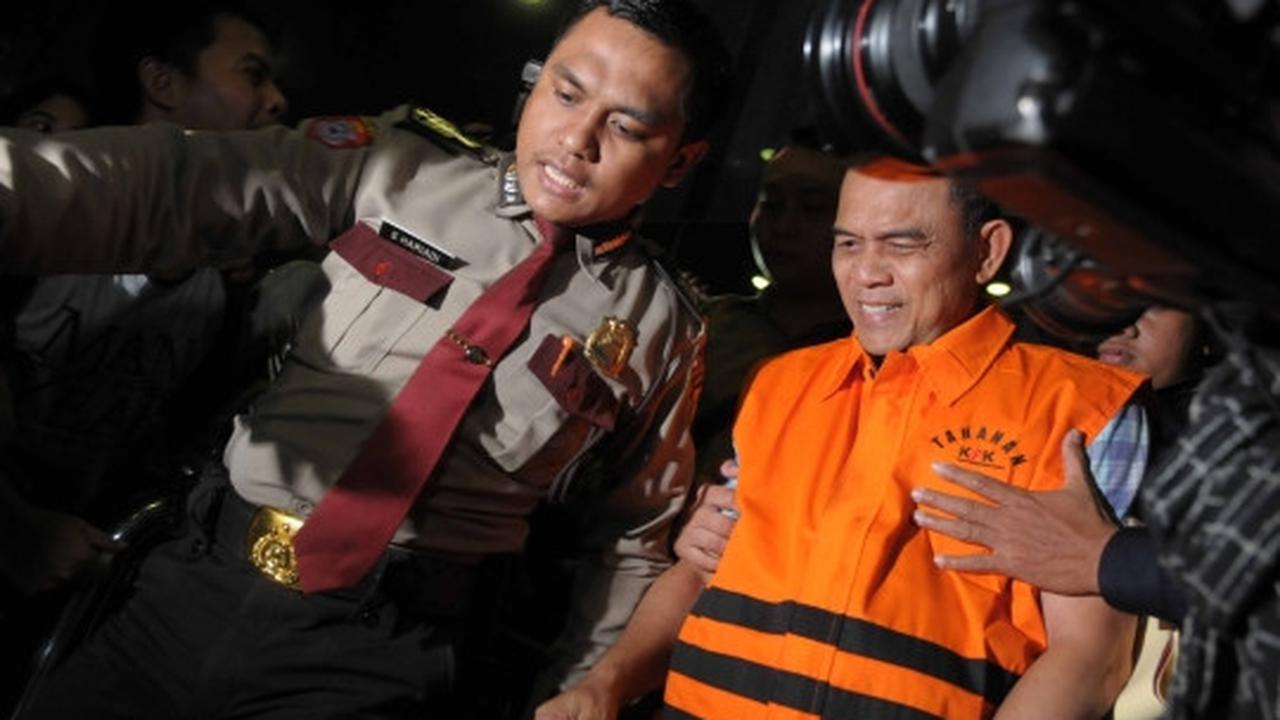 Raut malu 3 tersangka suap Bank Banten pakai rompi tahanan KPK