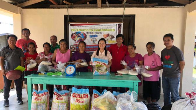 Petugas desa menimbang botol plastik dan sampah plastik lainnya yang akan ditukar dengan beras. Program tersebut bertujuan untuk mengedukasi masyarakat tentang pemilahan sampah yang benar. (PNA/ Ericson Biag)