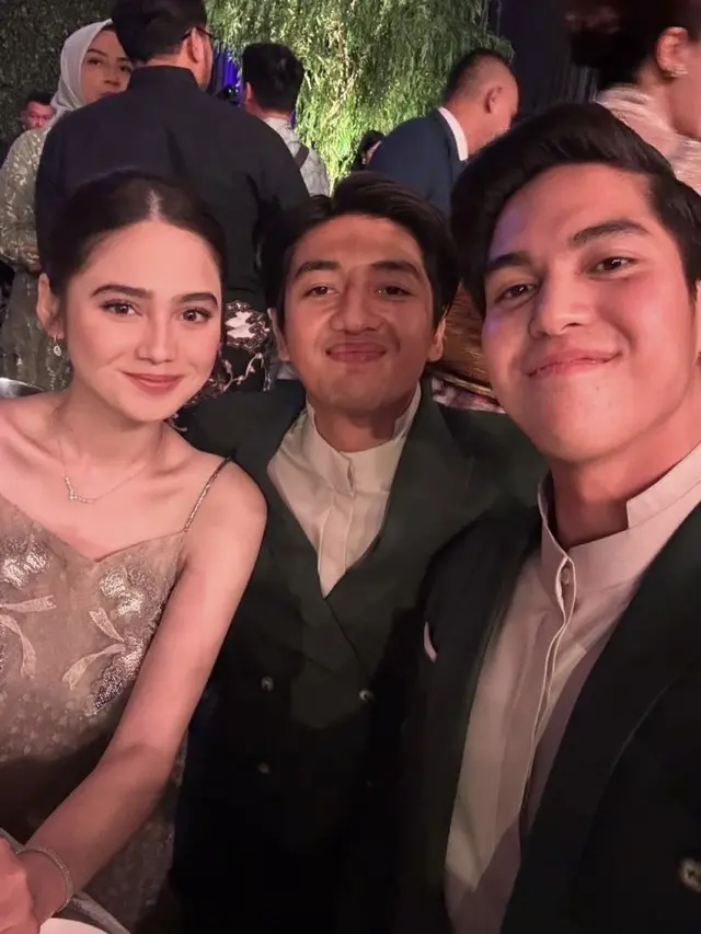 Syifa Hadju di pernikahan Aaliyah Massaid.