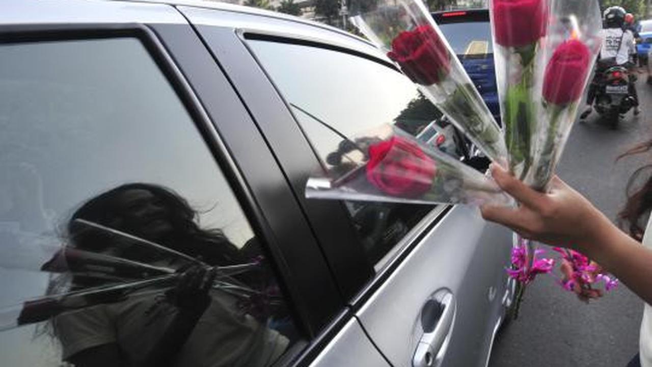 Abang-None Jakarta bagikan bunga mawar gratis di jalan