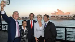 PM Australia Malcolm Turnbull mengajak Presiden Jokowi, Menlu RI Retno Marsudi dan Menlu Australia Julie Bishop serta Sultan Brunei Hassanal Bolkiah melakukan swafoto disela ASEAN-Australia Special Summit 2018, Sabtu (17/3). (ANDREW TAYLOR/ASEANINAUS/AFP)