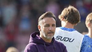 Manajer Wolverhampton Wanderers, Vitor Pereira, bertepuk tangan kepada para pendukung yang datang di akhir pertandingan Liga Inggris antara Bournemouth dan Wolverhampton Wanderers di Bournemouth, Inggris, Sabtu, 23 Agustus 2025. (AP Photo/Sean Ryan)