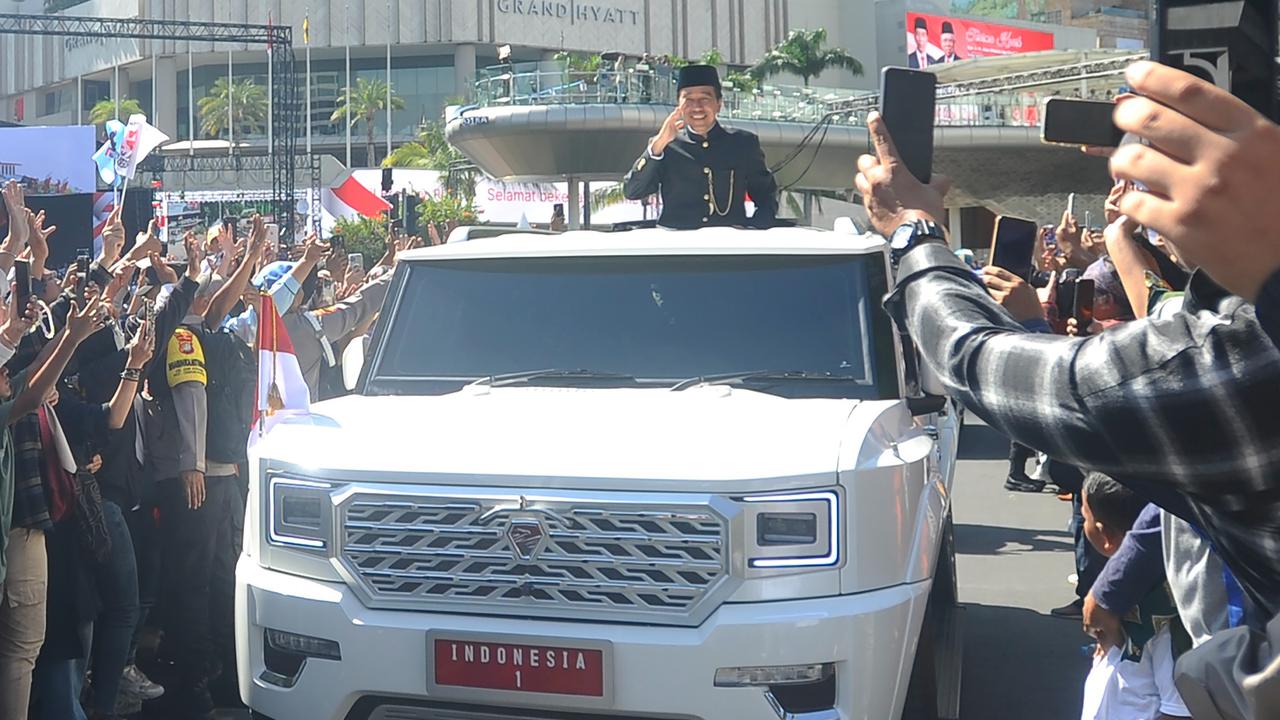 FOTO: Pulang ke Solo, Momen Terakhir Jokowi Pamitan ke Warga dari Atas Garuda Putih Prabowo