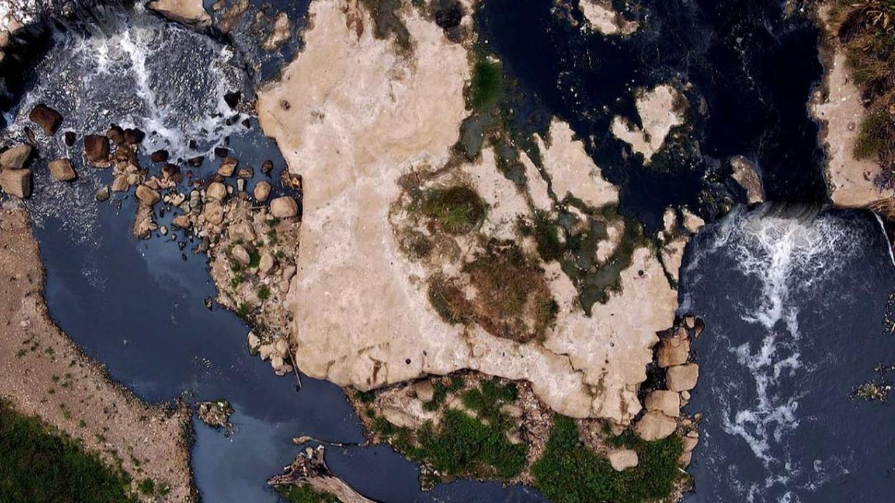 Beberapa waktu terakhir, kondisi Curug Parigi yang berada di Desa Cikiwul, Bantar Gebang, Kabupaten Bekasi, Jawa Barat, tampak memprihatinkan.  Seperti yang terlihat pada Kamis (21/9/2023), air pada objek wisata alam andalan Bekasi itu menghitam.