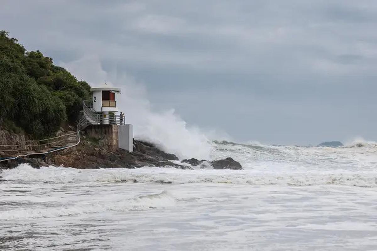 Dahsyatnya Topan Super Ragasa di Hong Kong Hancurkan Pintu Kaca dan Bikin Lobi Hotel Banjir