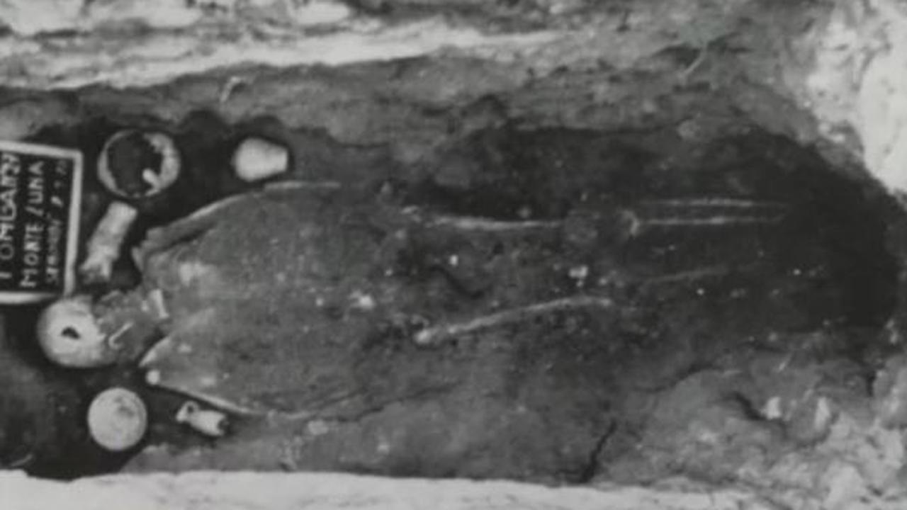 Menurut hasil penelitian baru dalam Journal of Archaeological Science: Reports, penguburan dengan posisi wajah tertunduk ini mengindikasikan bahwa orang tersebut menderita satu penyakit. Sedangkan lubang aneh bekas tusukan paku di tengkoraknya mungkin aki