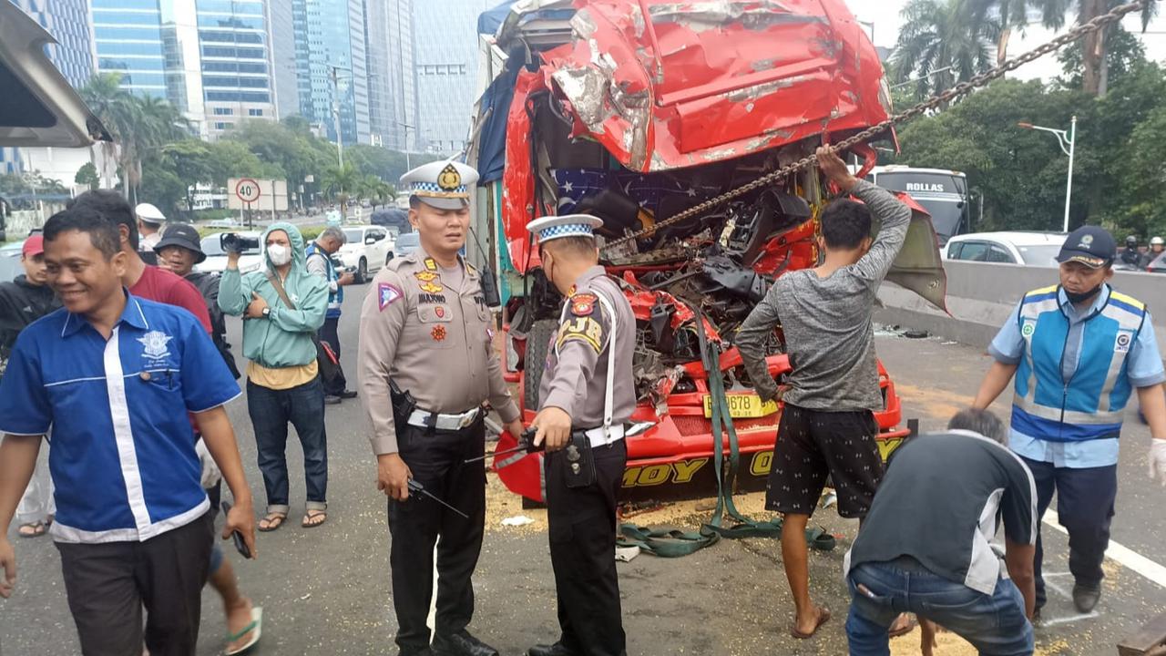 Dua Truk Terlibat Kecelakaan di Tol Dalam Kota, Sopir Tewas Terjepit