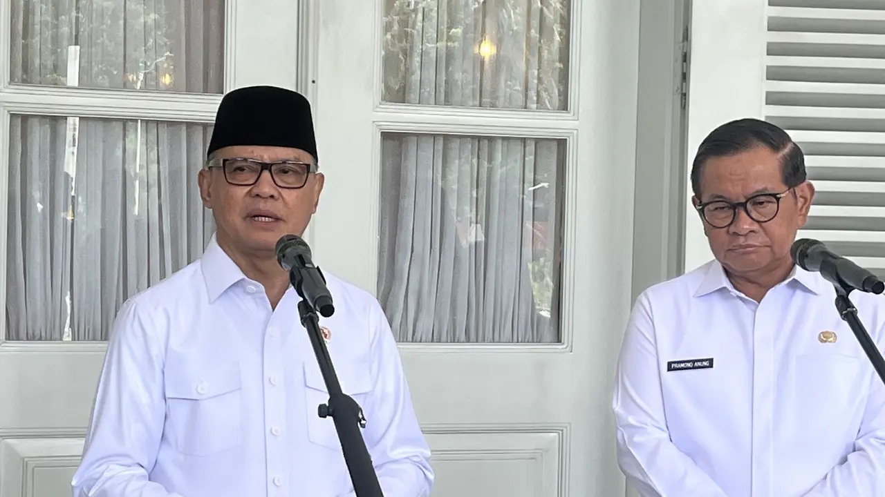 Menteri Pelindungan Pekerja Migran Indonesia (P2MI), Mukhtarudin bersama Gubernur DKI Jakarta Pramono Anung di Balai Kota DKI Jakarta, Rabu (29/10/2025).
