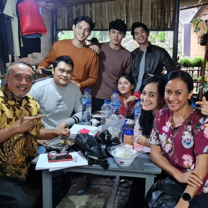 Ria Probo pemeran Inah pose bareng sejumlah pemain baru Dari Jendela SMP