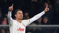 Cristiano Ronaldo berhasil mencetak satu gol ke gawang Hellas Verona pada laga pekan ke-23 Serie A di Stadio Marc'Antonio Bentegodi, Sabtu (8/2/2020). Sayangnya, gol Ronaldo gagal menghindar Juve dari kekalahan 1-2. (AFP/MARCO BERTORELLO)
