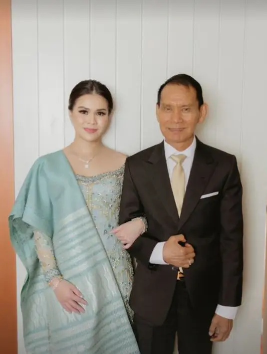 Makeup Chen Giovani di acara Partumpolon lebih fokus pada makeup mata yang tajam bernuansa bronzy [@chengiovanis]