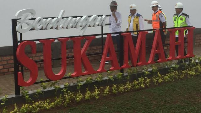 Presiden Joko Widodo (Jokowi) meninjau proyek bendungan Sukamahi dan Ciawi.
