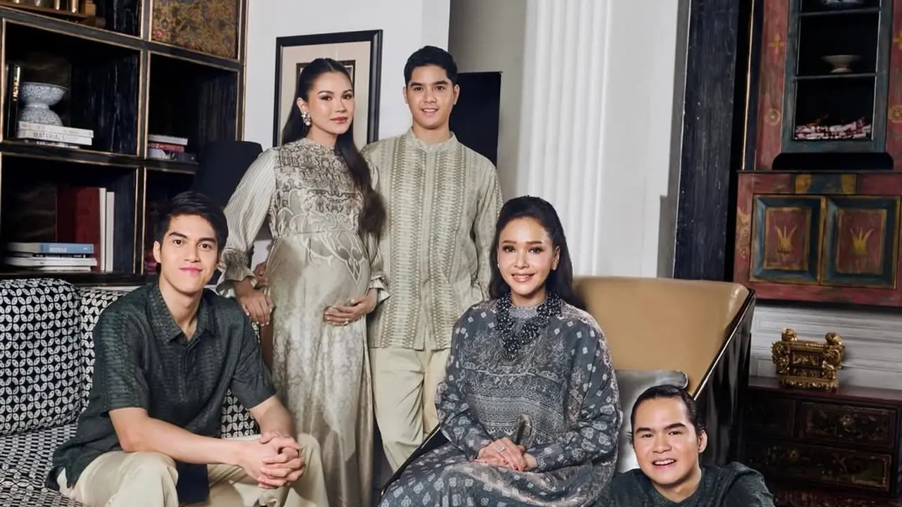 Gaya Bumil Alyssa Daguise dan Al Ghazali Pakai Busana Lebaran, Kompak Bareng Ibu Mertua dan Duo Adik Ipar