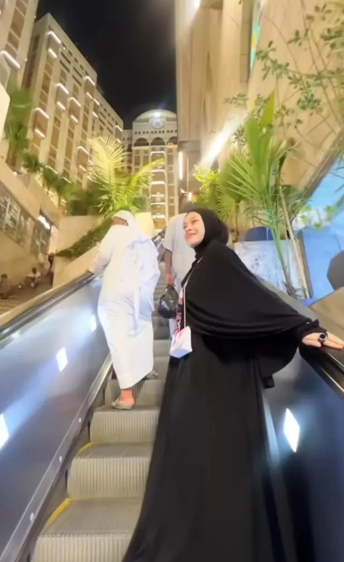 7 Potret Melly Lee Umroh Tampil Berhijab Mirip Masa SMP, Tak Pakai Makeup