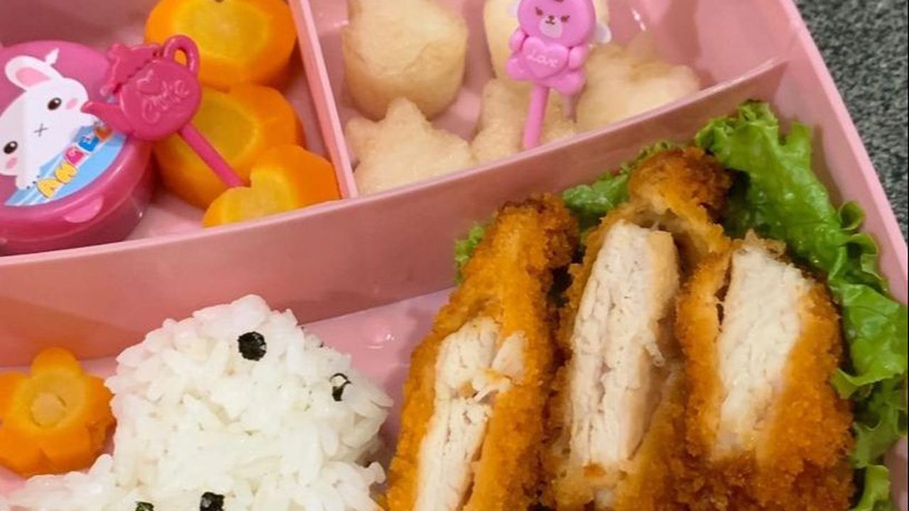 Di pagi hari, wanita ini menyiapkan bekal lucu agar anaknya makin semangat sekolah.