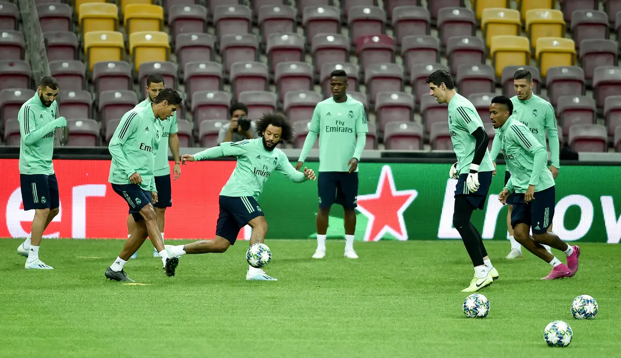 Bek Real Madrid Marcelo (tengah) bersama rekan-rekannya berlatih jelang menghadapi Galatasaray pada pertandingan Grup A Liga Champions di kompleks olahraga TT Ali Samiyen, Istanbul, Turki, Senin (21/10/2019). (Ozan KOSE/AFP)