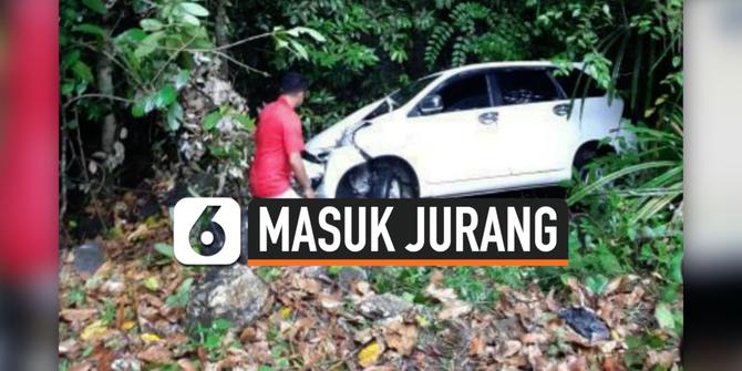 VIDEO: Hilang Kendali, Mobil Terperosok ke Jurang