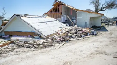 Puing-puing mengelilingi kerusakan parah pada rumah-rumah setelah tornado melanda daerah itu malam sebelumnya di Arabi, La., Rabu (23/3/2022). (Scott Clause/The Daily Advertiser via AP)