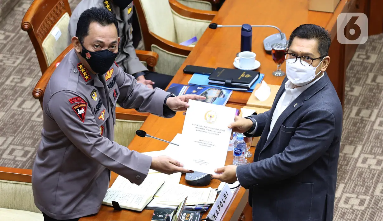 Kapolri Jenderal Listyo Sigit Prabowo (kiri) saat rapat kerja dengan Komisi III DPR di Kompleks Parlemen, Jakarta, Rabu (16/6/2021). Rapat membahas realisasi program prioritas Kapolri, pengungkapan kasus-kasus aktual, dan tindak lanjut atas pengaduan masyarakat. (Liputan6.com/Angga Yuniar)