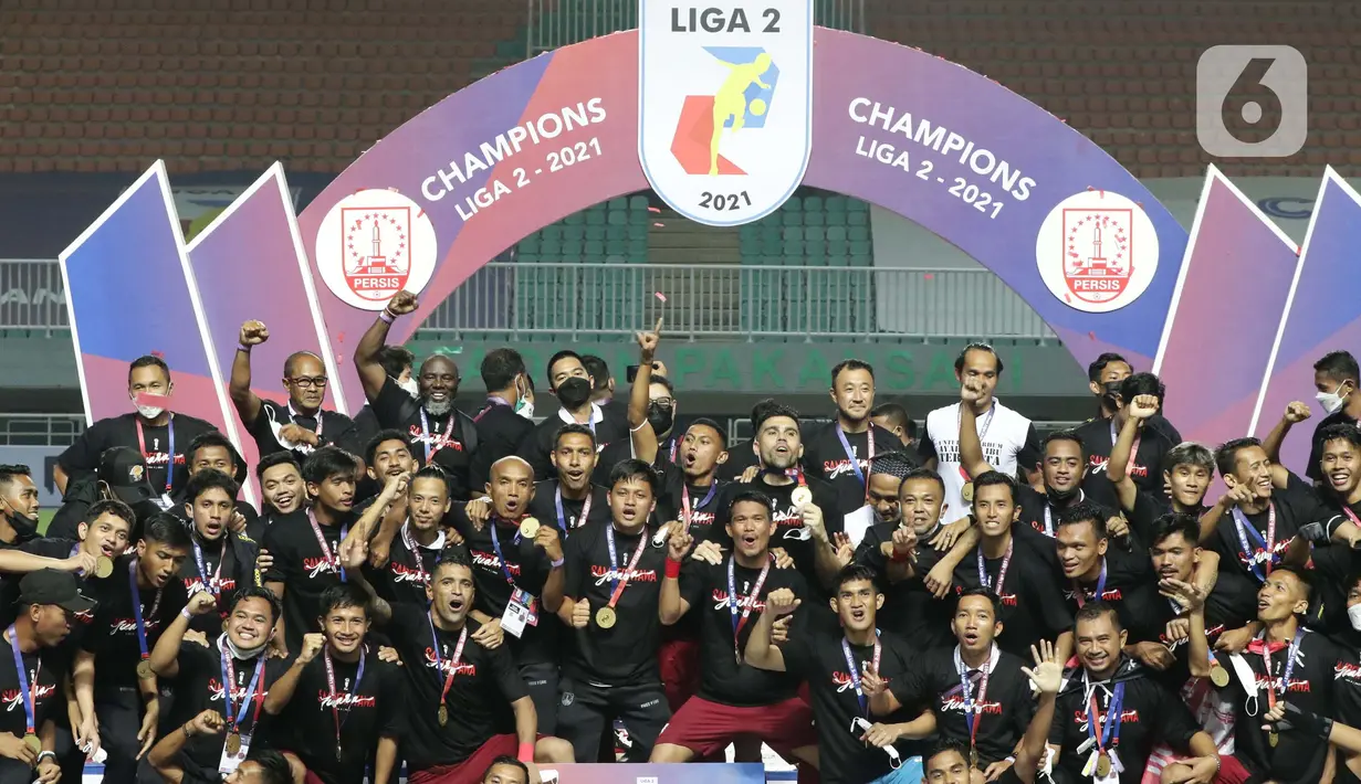 Pemain Persis Solo merayakan kemenangan usai merebut gelar juara Liga 2 Indonesia 2021 di Stadion Pakansari, Bogor, Kamis (30/12/2021). Di Final, Persis Solo berhasil mengalahkan Rans Cilegon United 2-1. (Liputan6.com/Helmi Fithriansyah)