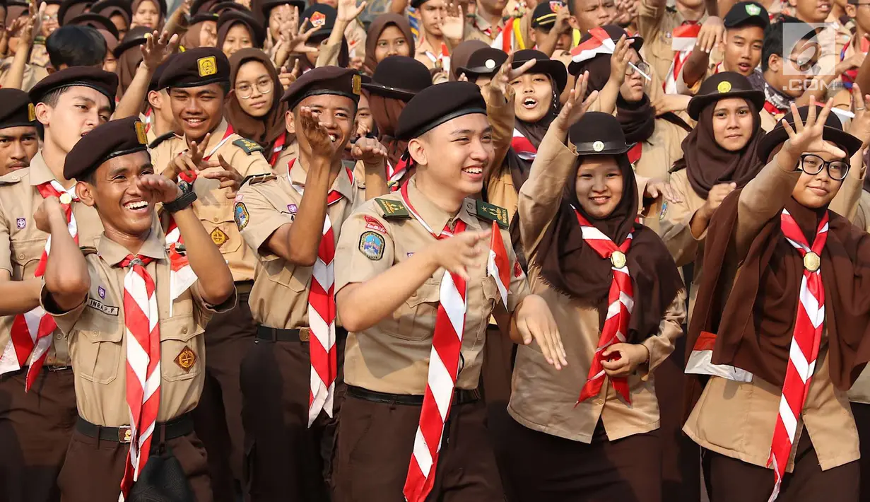 Sejumlah remaja pramuka mengikuti kegiatan Napak Tilas Proklamasi di Tugu Proklamasi, Jakarta, Kamis (16/8). Acara tersebut diadakan dalam rangka menyambut HUT RI yang diikuti oleh masyarakat dari beragam latar belakang. (Liputan6.com/Immanuel Antonius)