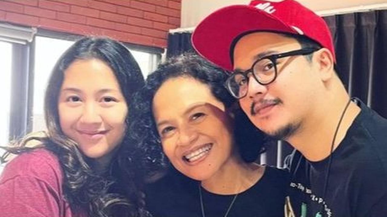 Film 'Petualangan Sherina 2' kini sudah tayang di bioskop. Di awal penayangannya, film tersebut disaksikan  256.286.<br>