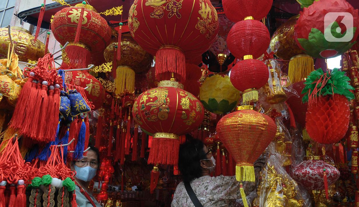 Pedagang menjual pernak pernik perayaan Imlek 2024 di Kawasan Glodok, Jakarta, Jumat (19/1/2024). (merdeka.com/Imam Buhori)