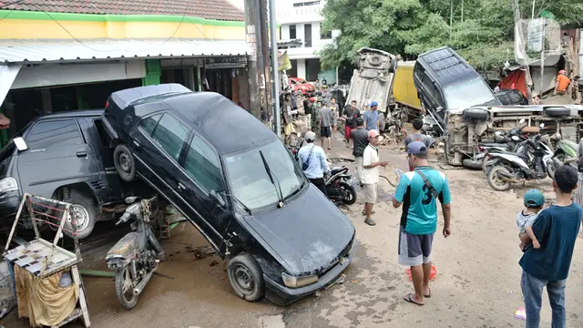 Puluhan Mobil Terbalik Diterjang Banjir di Bekasi