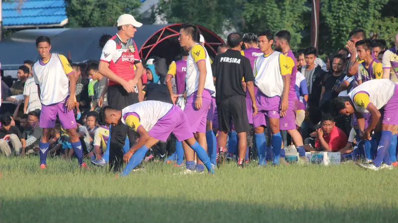 Pelatih Persiba, Timo Scheunamann, memimpin latihan Persiba Balikpapan sebelum menghadapi Arema FC. 