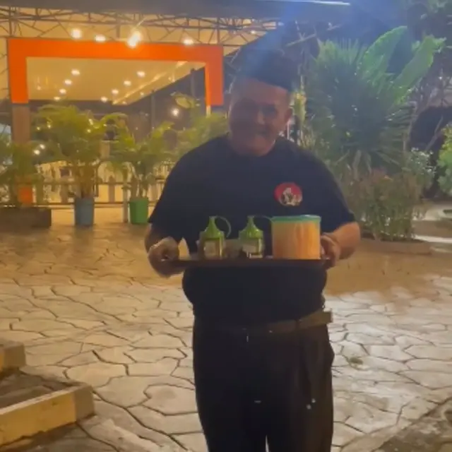 Potret Warung Bubur Ayam Harry De Fretes Bintang Lenong Rumpi (Instagram harrydefretes)