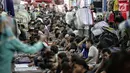 Jemaah mendengarkan katib berkutbah saat melaksanakan salat Jumat di Pasar Tanah Abang, Jakarta, Jumat (10/5/2019). Area masjid yang terbatas membuat jemaah harus mengisi selasar dan lorong di area pasar untuk menjalankan salat. (Liputan6.com/Faizal Fanani)