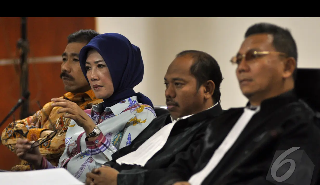Ekspresi Romi Herton dan Istri saat mendengarkan Akil Mochtar memberikan kesaksian di Pengadilan Tipikor, Jakarta, Kamis (15/1/2015). (Liputan6.com/Miftahul Hayat) 