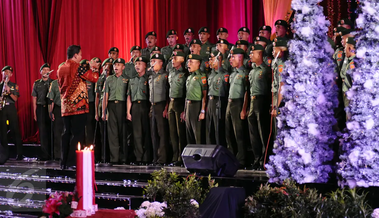 Prajurit TNI unjuk kebolehan pada Perayaan Natal Bersama di Mabes TNI, Jakarta, Kamis (7/1/2016). Natal bersama bertema Dengan Semangat Natal 2015 Kita Mantapkan Motivasi Juang Prajurit TNI Dalam Menjaga Kedaulatan NKRI. (Liputan6.com/Helmi Fithriansyah)