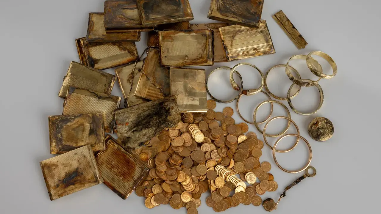 Tumpukan 598 koin emas dan barang-barang lain yang bernilai setidaknya $360.000 ditemukan di wilayah timur laut Republik Ceko, tetapi asal-usulnya tidak jelas. (Museum of Eastern Bohemia)