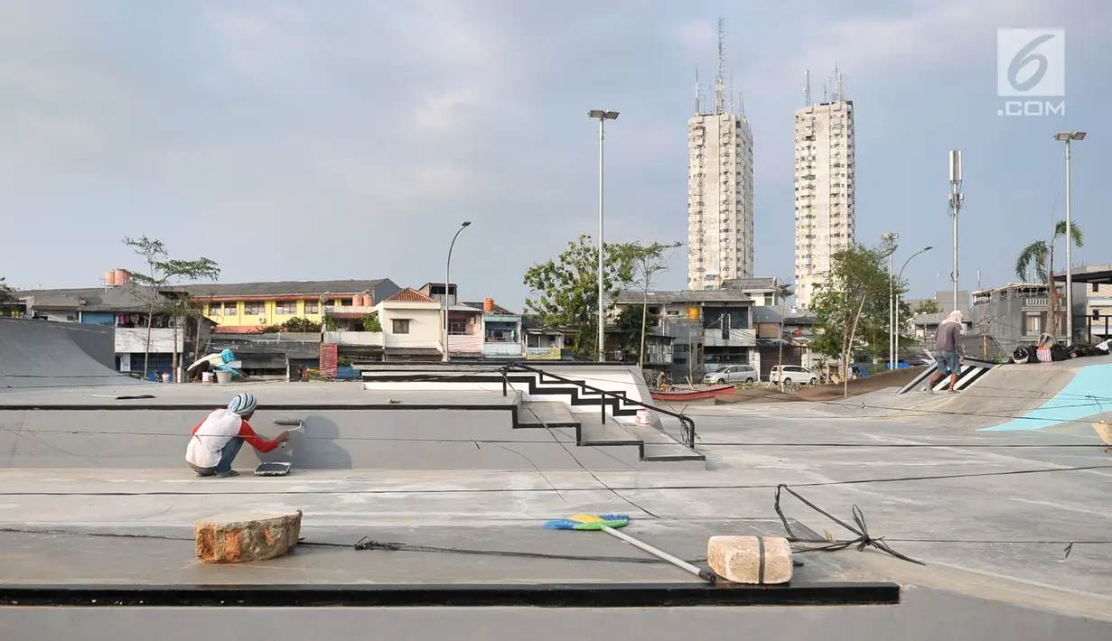 Pekerja melakukan pengecatan arena skate di RPTRA Kalijodo, Jakarta, Selasa (6/6). Untuk menjaga kenyamanan saat bermain, arena skatepark RPTRA kalijodo yang rusak diperbaiki. (Liputan6.com/Yoppy Renato)