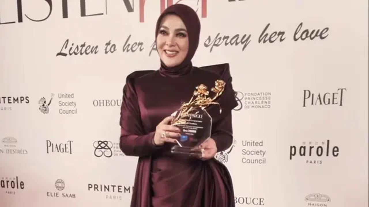 Tampil Cetar dan Glamor , Ini Detail Gaun Mewah Syahrini saat Terima Penghargaan dari UNESCO