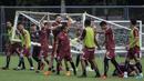 Para pemain Persija Jakarta menggotong gawang saat latihan di Lapangan ABC, Jakarta, Jumat (30/3/2018). Latihan ini persiapan jelang laga Liga 1 melawan Arema FC. (Bola.com/Vitalis Yogi Trisna)